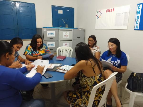 NA SEMANA DA MULHER, O CONSELHO MUNICIPAL DE DEFESA DOS DIREITOS DA MULHER DE OEIRAS SE REÚNE PARA DELIBERAR AÇÕES!
