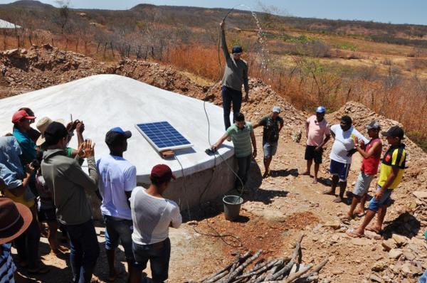 Famílias do semiárido recebem placas e bombas solares para melhoramento na produção de alimentos