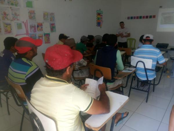 Apicultores da comunidade Caldeirão recebem orientação técnica da equipe CEFAS