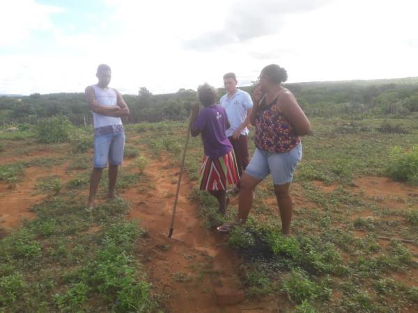 JOVEM LIDERA GRUPO PARA TRABALHAR COM A PRODUÇÃO DE OLERÍCOLAS EM ÁREA COLETIVA  NA COMUNIDADE CANTO FAZENDA FRADE!