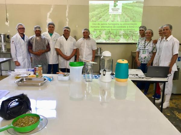 Projeto palmas para Oeiras capacita agricultores para o uso de palma como alternativa para alimentação humana.